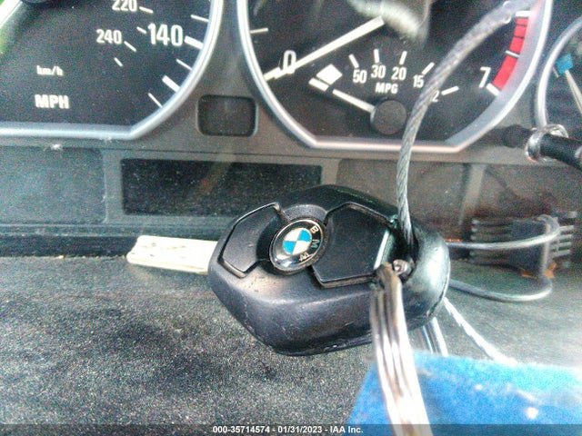 BMW 3 Series 330xi 2002 WBAEW53412PG08068 Image 3