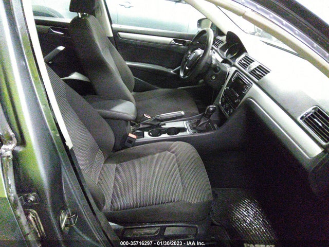 2017 Volkswagen Passat, VIN: 1VWAT7A33HC000370