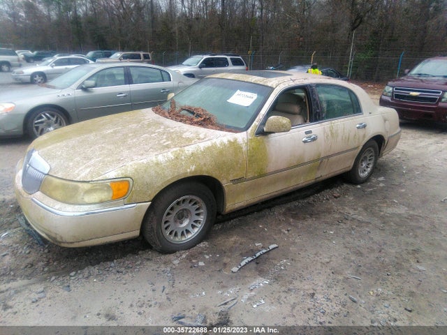 Lincoln Town Car 2000 1LNHM83W1YY766396 Image 2