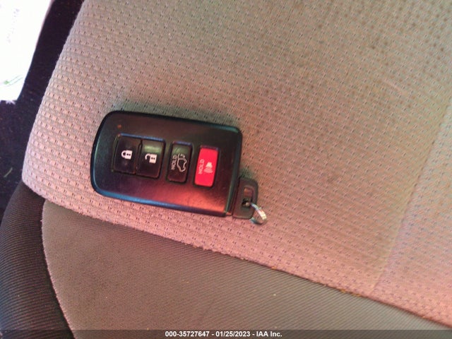 2016 Toyota RAV4, VIN: JTMRJREV8GD057675