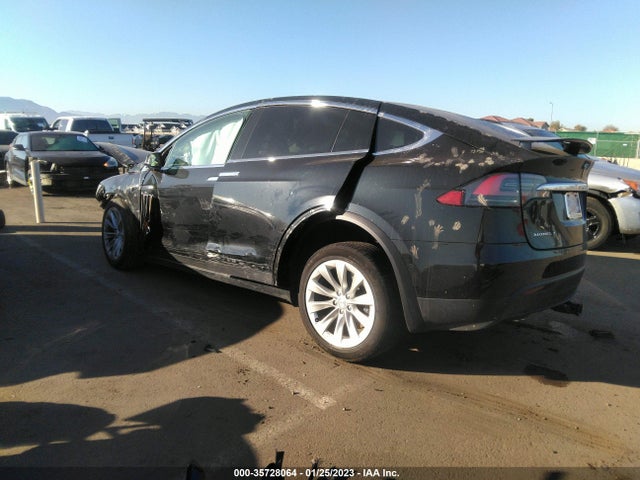 2018 Tesla Model X, VIN: 5YJXCDE2XJF100004