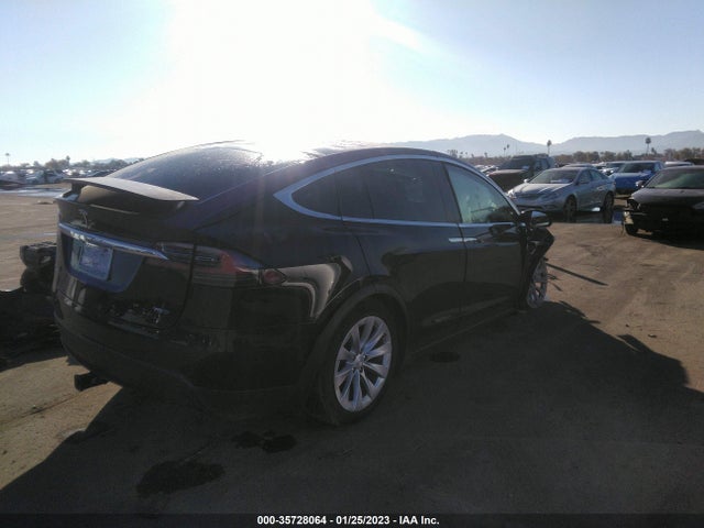 2018 Tesla Model X, VIN: 5YJXCDE2XJF100004