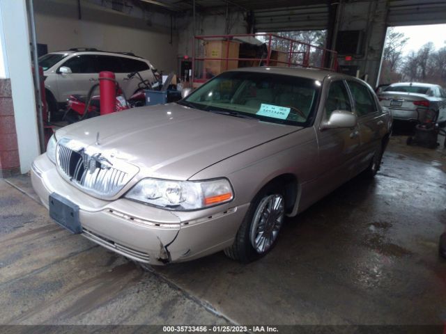 2LNBL8CV8AX629381 Lincoln Town Car Signature Limited