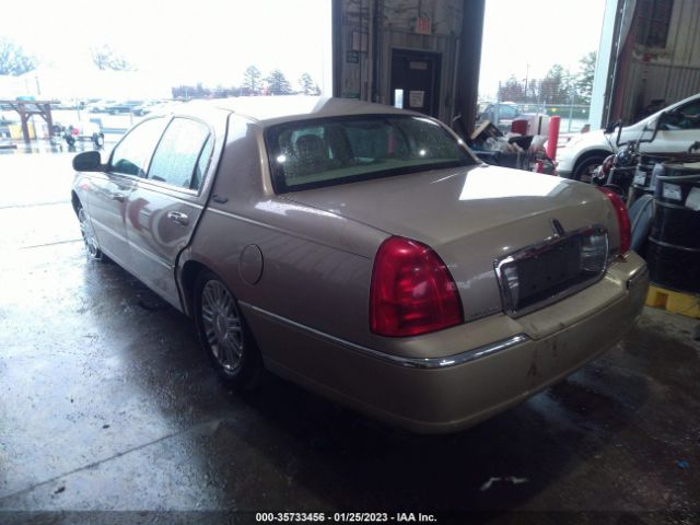 2LNBL8CV8AX629381 Lincoln Town Car Signature Limited