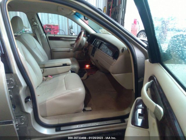 2LNBL8CV8AX629381 Lincoln Town Car Signature Limited