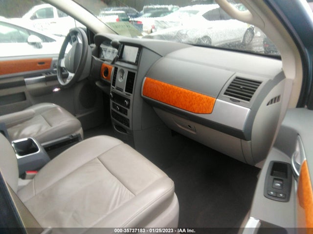 2A8HR64X98R143218 Chrysler Town & Country Limited