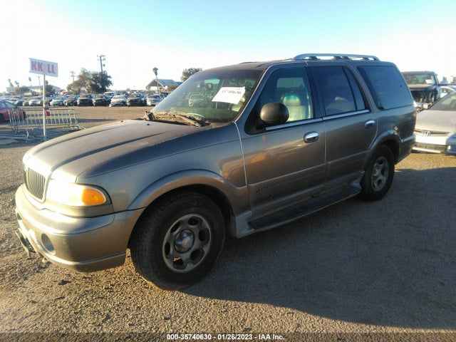 Lincoln Navigator 2001 5LMFU28R71LJ27074 Image 2