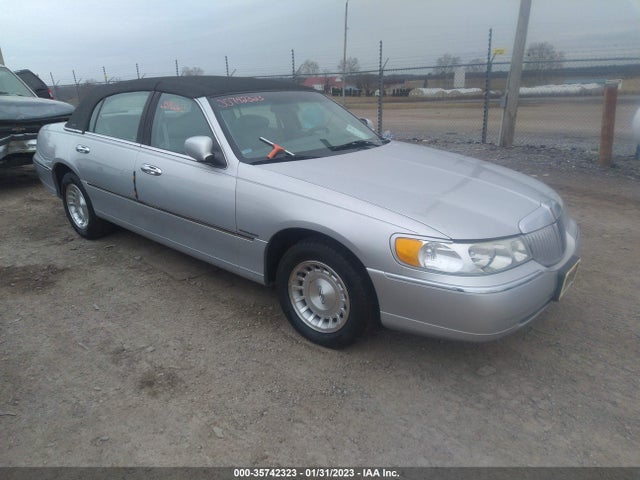 1999 1LNHM81W0XY672835 main image