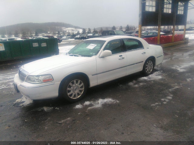 Lincoln Town Car 2006 1LNHM82V66Y629797 Image 2
