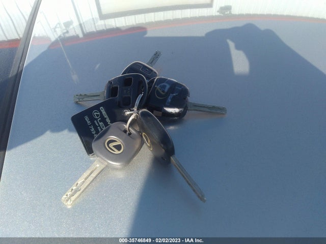 Lexus IS 300 2002 JTHBD192020047330 Image 3