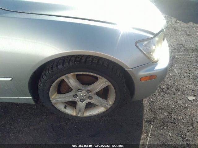 Lexus IS 300 2002 JTHBD192020047330 Image 6