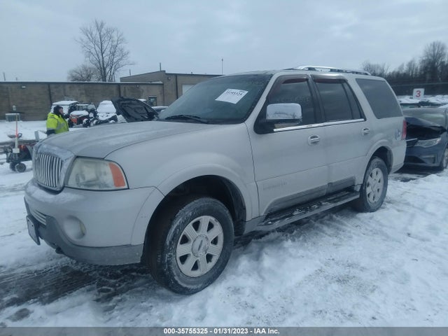 Lincoln Navigator 2004 5LMFU28R34LJ32356 Image 2