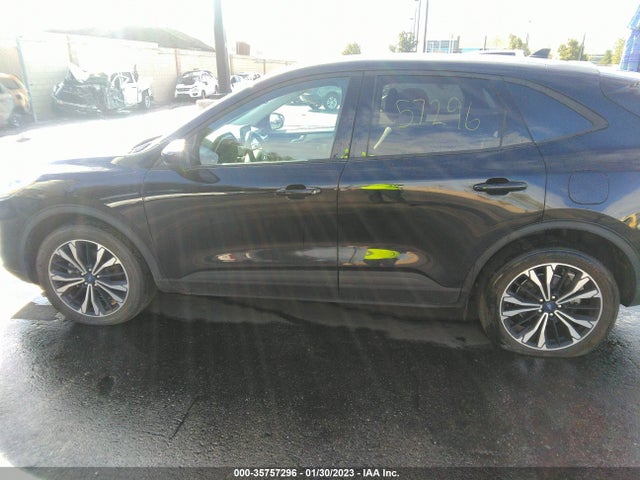 2021 Ford Escape, VIN: 1FMCU9BZ8MUB03257