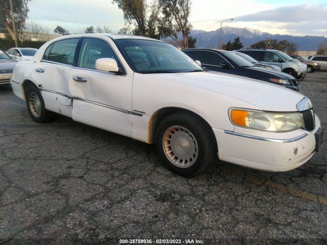 Lincoln Town Car Executive 2001 1LNHM81W71Y712710 головне зображення