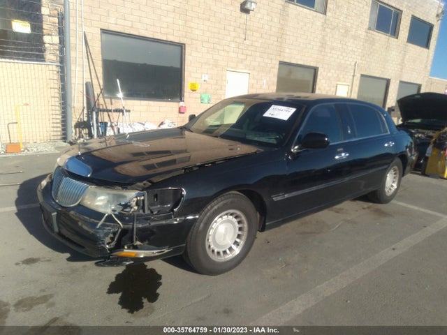 Lincoln Town Car Executive L 2001 1LNHM84W81Y672407 Image 2