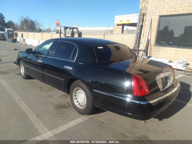 Lincoln Town Car Executive L 2001 1LNHM84W81Y672407 Image 4