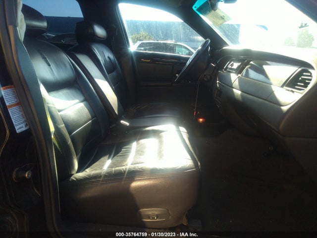 Lincoln Town Car Executive L 2001 1LNHM84W81Y672407 Image 6
