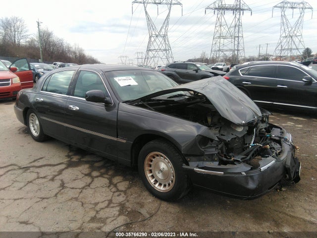 Lincoln Town Car Executive 1999 1LNHM81WXXY704089 zdjęcie główne