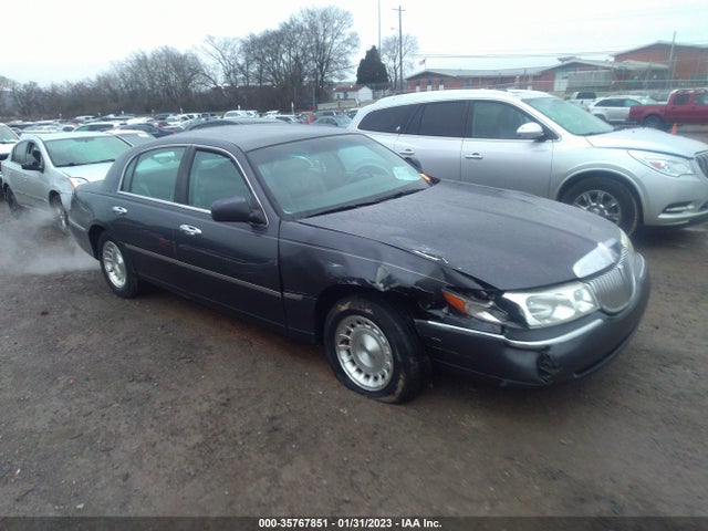 Lincoln Town Car Executive 1999 1LNHM81W5XY669610 main image