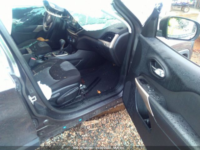 1C4PJLCB2JD558632 Jeep Cherokee Latitude