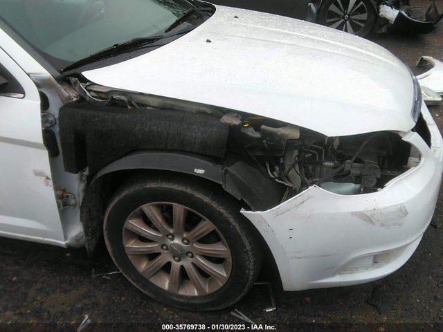 Chrysler 200 2011 1C3BC1FB2BN589626 Image 8