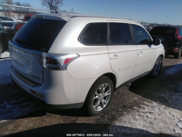 JA4AZ3A33EZ019868 Mitsubishi Outlander Se