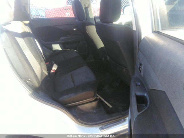JA4AZ3A33EZ019868 Mitsubishi Outlander Se
