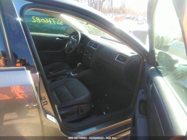 3VWD17AJ0EM240035 Volkswagen Jetta Sedan Se
