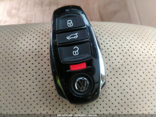 2016 Volkswagen Touareg, VIN: WVGEF9BP6GD010307
