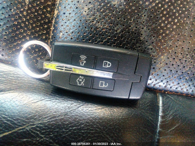 Lincoln MKT 2010 2LMHJ5AR0ABJ17961 Image 3
