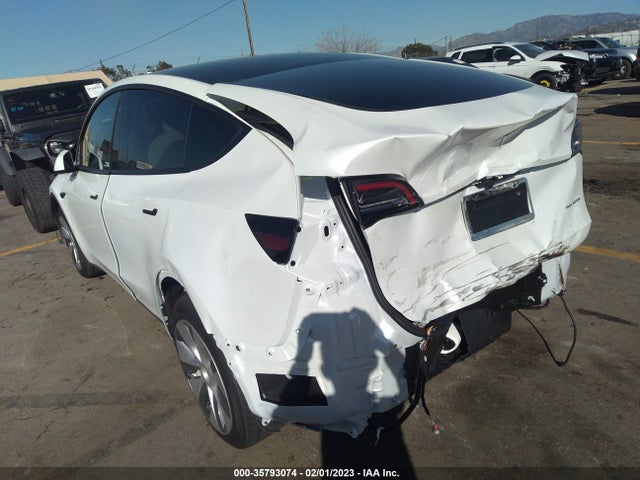 2022 Tesla Model Y, VIN: 7SAYGDEE3NF546572