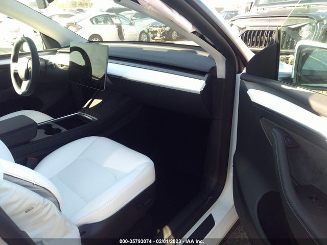 2022 Tesla Model Y, VIN: 7SAYGDEE3NF546572
