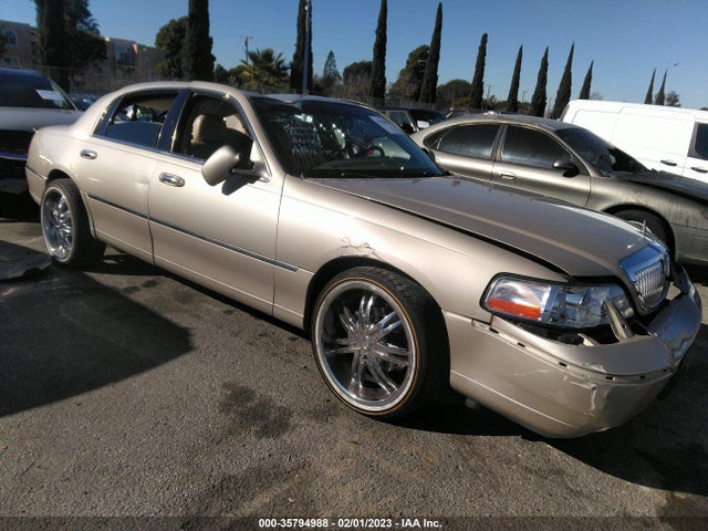 Lincoln Town Car Signature Limited 2010 2LNBL8CV7AX628058 главное изображение