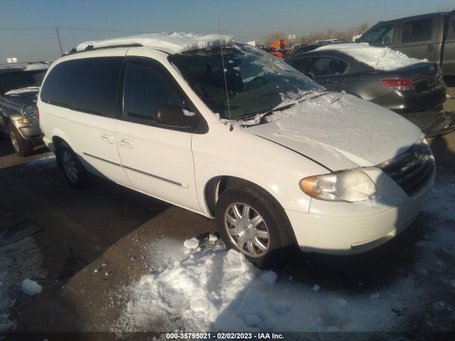 2005 2C4GP54L15R157836 main image