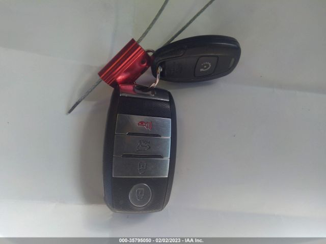 5XYPGDA32HG263168 KIA SORENTO LX