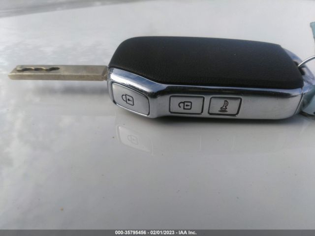 KNDEUCAAXM7157812 KIA SELTOS S