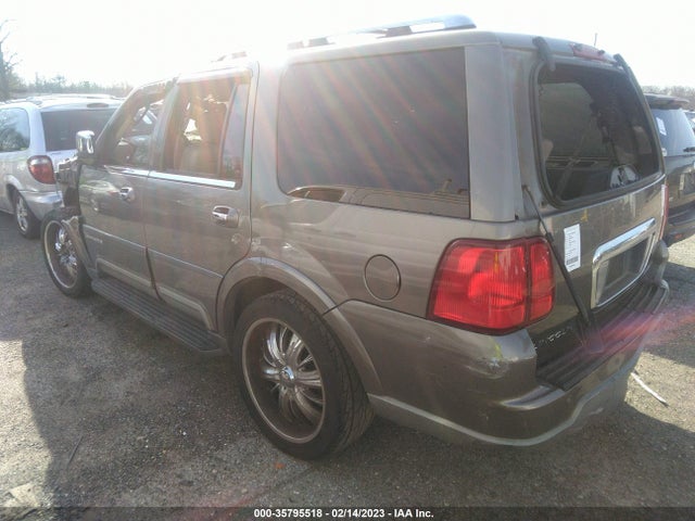 Lincoln Navigator 2004 5LMFU28R14LJ18925 Image 3
