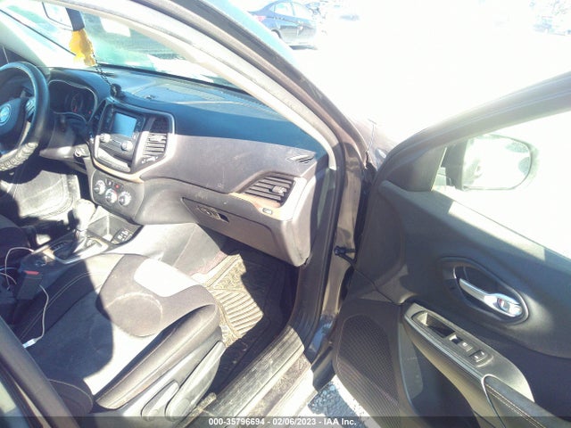 2016 Jeep Cherokee, VIN: 1C4PJLAB8GW323832