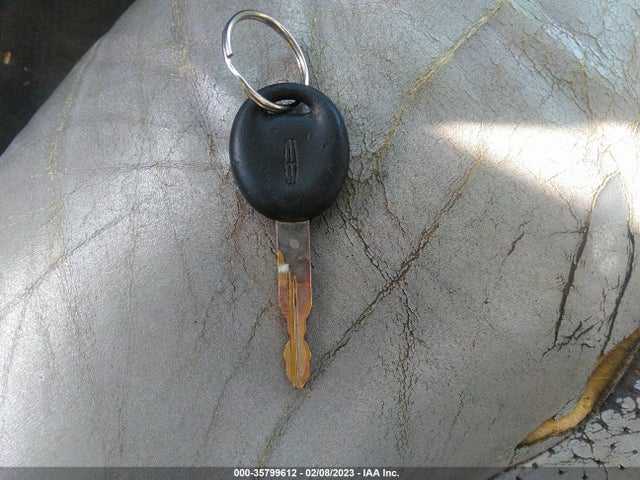Lincoln MARK VIII 1998 1LNLM92V3WY601472 Image 3