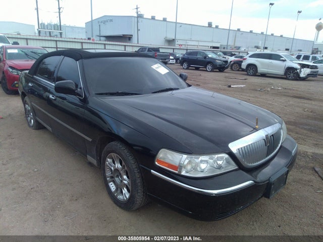 Lincoln Town Car Signature 2003 1LNHM82W13Y663148 головне зображення