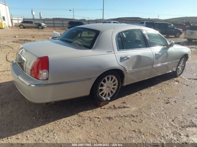 1LNHM81W87Y624788 Lincoln Town Car Signature