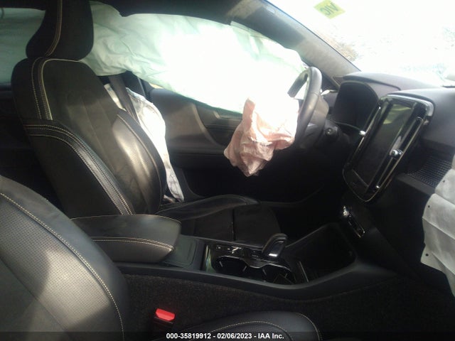 2021 Volvo XC40, VIN: YV4162UM7M2410104