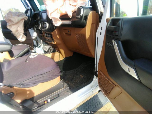 1C4AJWBG5FL524458 Jeep Wrangler Sahara