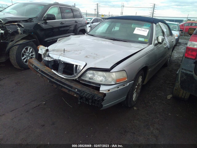 2003 LINCOLN TOWN CAR EXECUTIVE VIN: 1LNHM81WX3Y697462