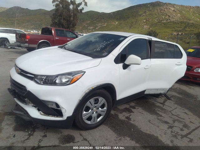 Chevrolet TRAX LS 2018 KL7CJKSB3JB721517 Image 2