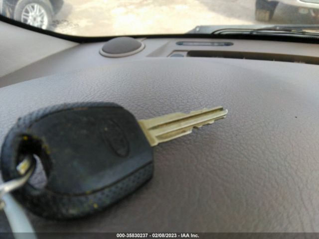 KNDUP132756687997 KIA Sedona Lx/ex
