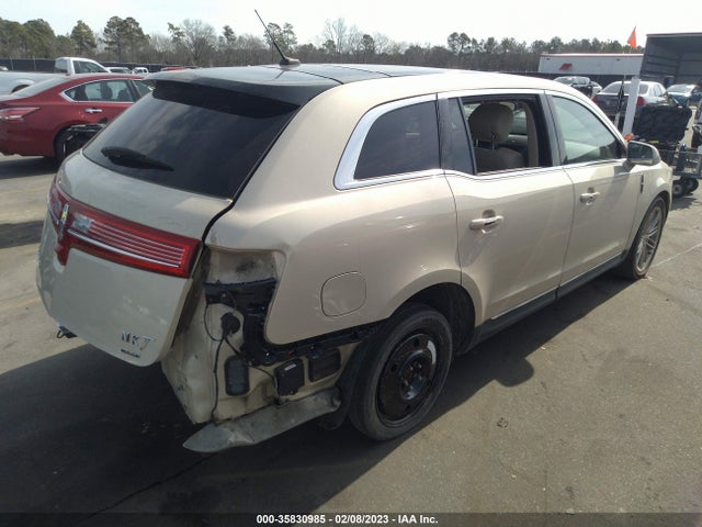 2015 Lincoln MKT, VIN: 2LMHJ5AT7FBL03001