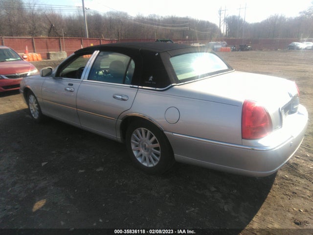 2003 LINCOLN TOWN CAR EXECUTIVE VIN: 1LNHM81W83Y602073