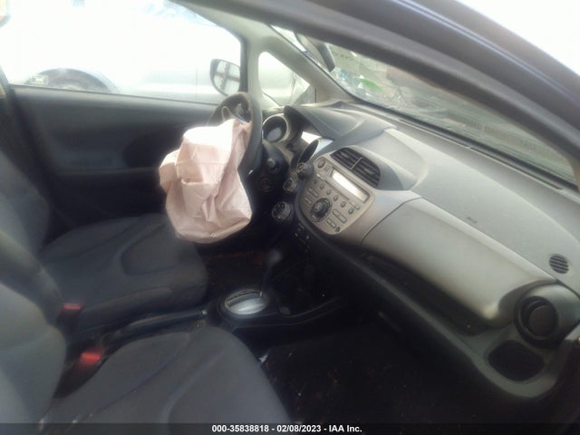 2013 HONDA FIT VIN: JHMGE8H33DC064940