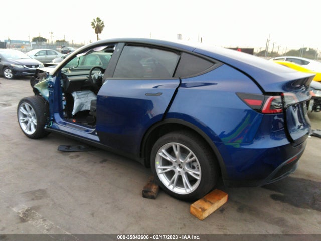 Tesla Model Y Long Range 2023 7SAYGDEE2PA034477 Image 3